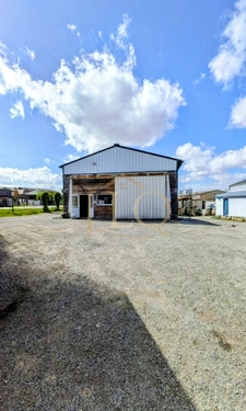 Le camp de base des bâtisseurs - 200 m² de locaux professionnels et 1 452 m² de réserve foncière pour accompagner la croissance de votre entreprise.
