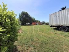 LE CAMP DE BASE DES BÂTISSEURS, 200 m² de locaux professionnels et 1 452 m² de réserve foncière pour accompagner la croissance de votre entreprise.