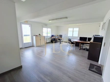 LE CAMP DE BASE DES BÂTISSEURS, 200 m² de locaux professionnels et 1 452 m² de réserve foncière pour accompagner la croissance de votre entreprise.