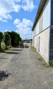 Le camp de base des bâtisseurs - 200 m² de locaux professionnels et 1 452 m² de réserve foncière pour accompagner la croissance de votre entreprise.