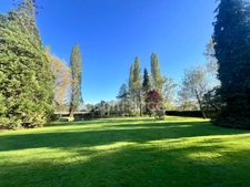 10MN DU MANS PROPRIETE AVEC PARC ARBORE ET 100M2 DE DEPENDANCE GARAGES
