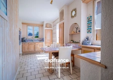 Propriété pleine de charme avec deux chambres de plain-pied et un sous-sol total !