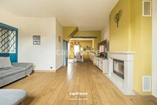 ARNAGE – CŒUR DE VILLE – MAISON RÉNOVÉE, JARDIN, DÉPENDANCE & DOUBLE GARAGE 43 M²