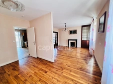 RARE A LA VENTE maison avec dépendances sur environ 660 m² de terrain EN ZONE U MIXTE 1, offrant un fort potentiel de construction ou de division.