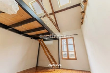RIVE DROITE - MAISON DE CARACTERE AVEC AGREABLE JARDIN