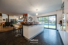 RENOVATED LOFT LOCATED IN UPPER PRÉMARTINE