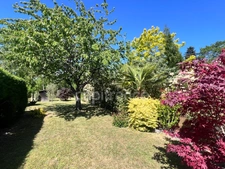 ARNAGE – CŒUR DE VILLE – MAISON RÉNOVÉE, JARDIN, DÉPENDANCE & DOUBLE GARAGE 43 M²