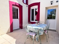 ARNAGE – CŒUR DE VILLE – MAISON RÉNOVÉE, JARDIN, DÉPENDANCE & DOUBLE GARAGE 43 M²