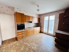 RARE A LA VENTE maison avec dépendances sur environ 660 m² de terrain EN ZONE U MIXTE 1, offrant un fort potentiel de construction ou de division.