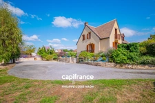 Propriété pleine de charme avec deux chambres de plain-pied et un sous-sol total !