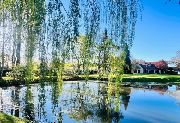 10MN DU MANS PROPRIETE AVEC PARC ARBORE ET 100M2 DE DEPENDANCE GARAGES