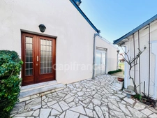 RARE A LA VENTE maison avec dépendances sur environ 660 m² de terrain EN ZONE U MIXTE 1, offrant un fort potentiel de construction ou de division.