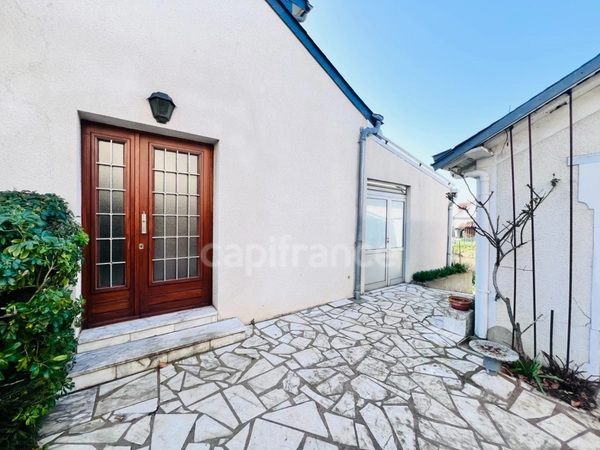 RARE A LA VENTE maison avec dépendances sur environ 660 m² de terrain EN ZONE U MIXTE 1, offrant un fort potentiel de construction ou de division.
