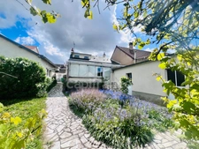 RARE A LA VENTE maison avec dépendances sur environ 660 m² de terrain EN ZONE U MIXTE 1, offrant un fort potentiel de construction ou de division.