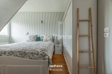 ARNAGE – CŒUR DE VILLE – MAISON RÉNOVÉE, JARDIN, DÉPENDANCE & DOUBLE GARAGE 43 M²