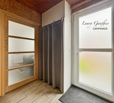 MAISON INDIVIDUELLE – 4 CHAMBRES + BUREAU – 130 m² – VIE DE PLAIN-PIED – SOUS-SOL COMPLET – JARDIN PLEIN SUD – CALME ET PROCHE COMMODITÉS
