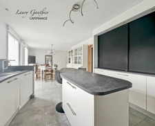 MAISON INDIVIDUELLE – 4 CHAMBRES + BUREAU – 130 m² – VIE DE PLAIN-PIED – SOUS-SOL COMPLET – JARDIN PLEIN SUD – CALME ET PROCHE COMMODITÉS