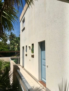 GOLFE-JUAN CENTRE – STUDIO MEUBLÉ AVEC PARKING PRIVATIF ET PISCINE