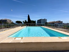 GOLFE-JUAN CENTRE – STUDIO MEUBLÉ AVEC PARKING PRIVATIF ET PISCINE