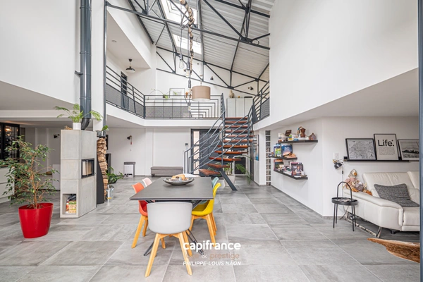 LOFT ENTIEREMENT RÉNOVÉ