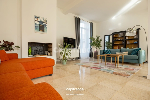APPARTEMENT DE STYLE HAUSSMANNIEN D'EXCEPTION AVEC GRANDE PIÈCE À VIVRE DE PLUS DE 70M2