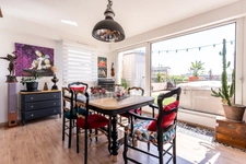 A moins de 10 minutes de la Place de la République, venez découvrir dans une résidence de Standing, ce bel appartement lumineux situé au dernier étage et orienté plein sud !