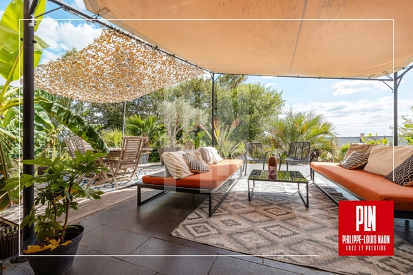 MAISON D'ARCHITECTE DE 5 CHAMBRES AVEC GRANDS VOLUMES ET JARDIN EXOTIQUE 