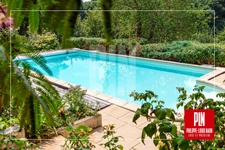 À 5MN du Mans, une propriété d'architecte rare réunissant 2 chambres de plain-pied, une piscine et un magnifique parc paysager