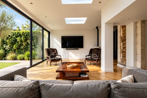 SUPERBE MAISON RÉNOVÉE DE 6 CHAMBRES AVEC GARAGE !
