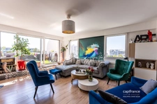 A moins de 10 minutes de la Place de la République, venez découvrir dans une résidence de Standing, ce bel appartement lumineux situé au dernier étage et orienté plein sud !