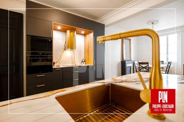 SUPERBE MAISON RÉNOVÉE DE 6 CHAMBRES AVEC GARAGE !