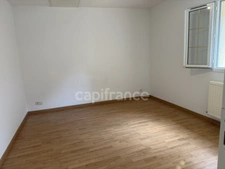 SITUÉ À 10 MINUTES DU MANS - Appartement 2 pièces de plain-pied rénové avec une place de stationnement