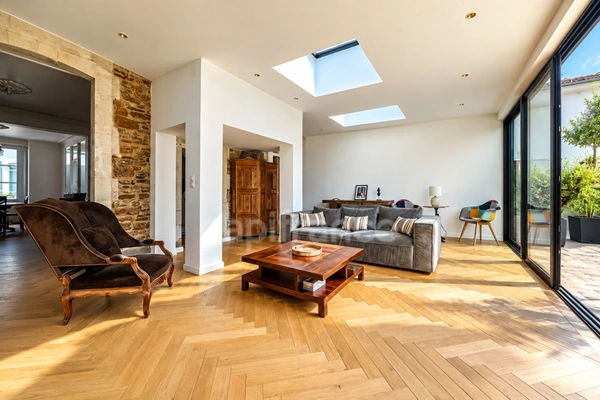 SUPERBE MAISON RÉNOVÉE DE 6 CHAMBRES AVEC GARAGE !