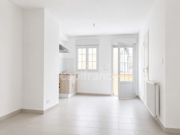 SITUÉ À 10 MINUTES DU MANS - Appartement 2 pièces de plain-pied rénové avec une place de stationnement