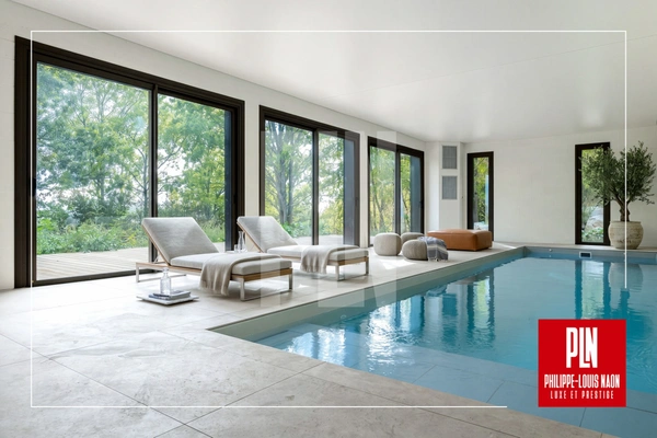 À VENDRE PROPRIÉTÉ CONTEMPORAINE NEUVE D’EXCEPTION AVEC PISCINE INTÉRIEURE À 5 MINUTES DE LA PLACE DE LA RÉPUBLIQUE