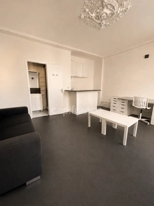 À deux pas de Champ-Jacquet, découvrez ce charmant appartement meublé de 22,61 m², idéalement situé au 1er étage d'un immeuble ancien du centre historique de Rennes (35)