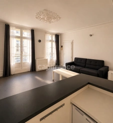 À deux pas de Champ-Jacquet, découvrez ce charmant appartement meublé de 22,61 m², idéalement situé au 1er étage d'un immeuble ancien du centre historique de Rennes (35)