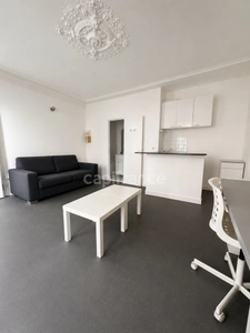 À deux pas de Champ-Jacquet, découvrez ce charmant appartement meublé de 22,61 m², idéalement situé au 1er étage d'un immeuble ancien du centre historique de Rennes (35)