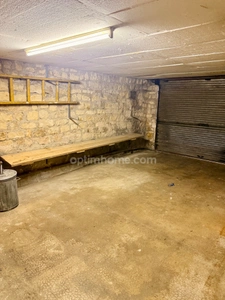 À Ancerville, découvrez cette maison familiale de 115 m² offrant 4 chambres, 2 garages et un terrain de 931 m². À seulement 5 minutes de Saint-Dizier, elle vous séduira par ses beaux volumes et ses no