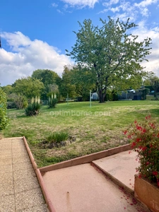À Ancerville, découvrez cette maison familiale de 115 m² offrant 4 chambres, 2 garages et un terrain de 931 m². À seulement 5 minutes de Saint-Dizier, elle vous séduira par ses beaux volumes et ses no