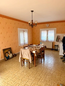À Ancerville, découvrez cette maison familiale de 115 m² offrant 4 chambres, 2 garages et un terrain de 931 m². À seulement 5 minutes de Saint-Dizier, elle vous séduira par ses beaux volumes et ses no