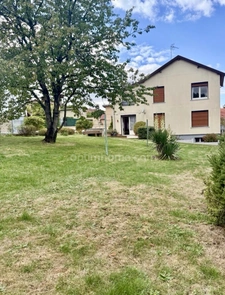 À Ancerville, découvrez cette maison familiale de 115 m² offrant 4 chambres, 2 garages et un terrain de 931 m². À seulement 5 minutes de Saint-Dizier, elle vous séduira par ses beaux volumes et ses no