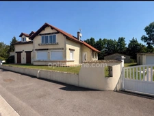 Maison familiale avec piscine et grand terrain : un cadre de vie privilégié à Saint-Eulien !
