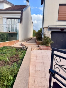 À Ancerville, découvrez cette maison familiale de 115 m² offrant 4 chambres, 2 garages et un terrain de 931 m². À seulement 5 minutes de Saint-Dizier, elle vous séduira par ses beaux volumes et ses no