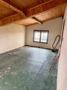 À Ancerville, découvrez cette maison familiale de 115 m² offrant 4 chambres, 2 garages et un terrain de 931 m². À seulement 5 minutes de Saint-Dizier, elle vous séduira par ses beaux volumes et ses no