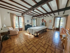 EN EXCLUSIVITÉ – MAISON DE PLAIN-PIED AVEC TERRASSE ET GRAND TERRAIN ARBORÉ