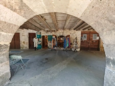 SOUS OFFRE ! RARE INVESTISSEMENT LOCATIF – Immeuble de rapport au cœur de FOURCÈS, l'un des Plus Beaux Villages de France