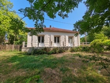 Charmante maison plain-pied meublée avec jardin dans un environnement calme à Castéra-Verduzan, fraichement rénovée