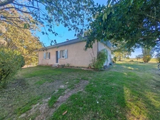 EN EXCLUSIVITÉ – MAISON DE PLAIN-PIED AVEC TERRASSE ET GRAND TERRAIN ARBORÉ