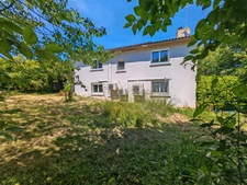 Maison avec grand terrain arboré en plein cœur de Gondrin